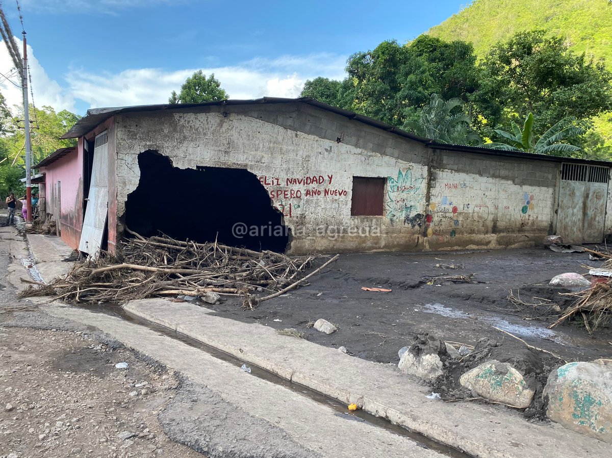 ariana_agreda's tweet photo. #SUCRE | familias de Las Trincheras, municipio Montes, no quieren salir del lugar porque aseguran que ahí está toda su vida. Se organizaron en los sectores adyacentes que no resultaron tan afectadas

“Nos negamos a dejarlo abandonado, nuestra presencia le da vida” me comentaron. https://t.co/ykEwwwq4Lj