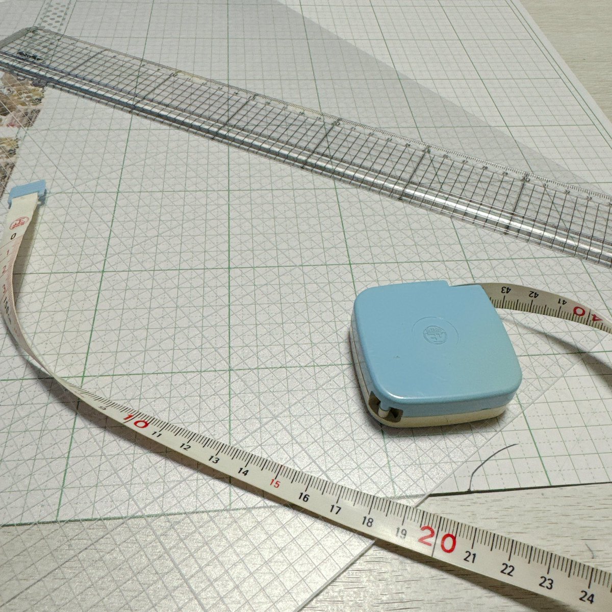 色んなスケールで測ってみたけど、セリアのパターンシートは数ミリズレてるー😱
5センチ単位の太線がズレの原因かな？

なので細かいパーツの多いバッグとかポーチ作りとかいう場合はちょっと注意が必要かも。