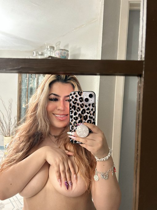 ur lil gf https://t.co/8LlCMv4RRf