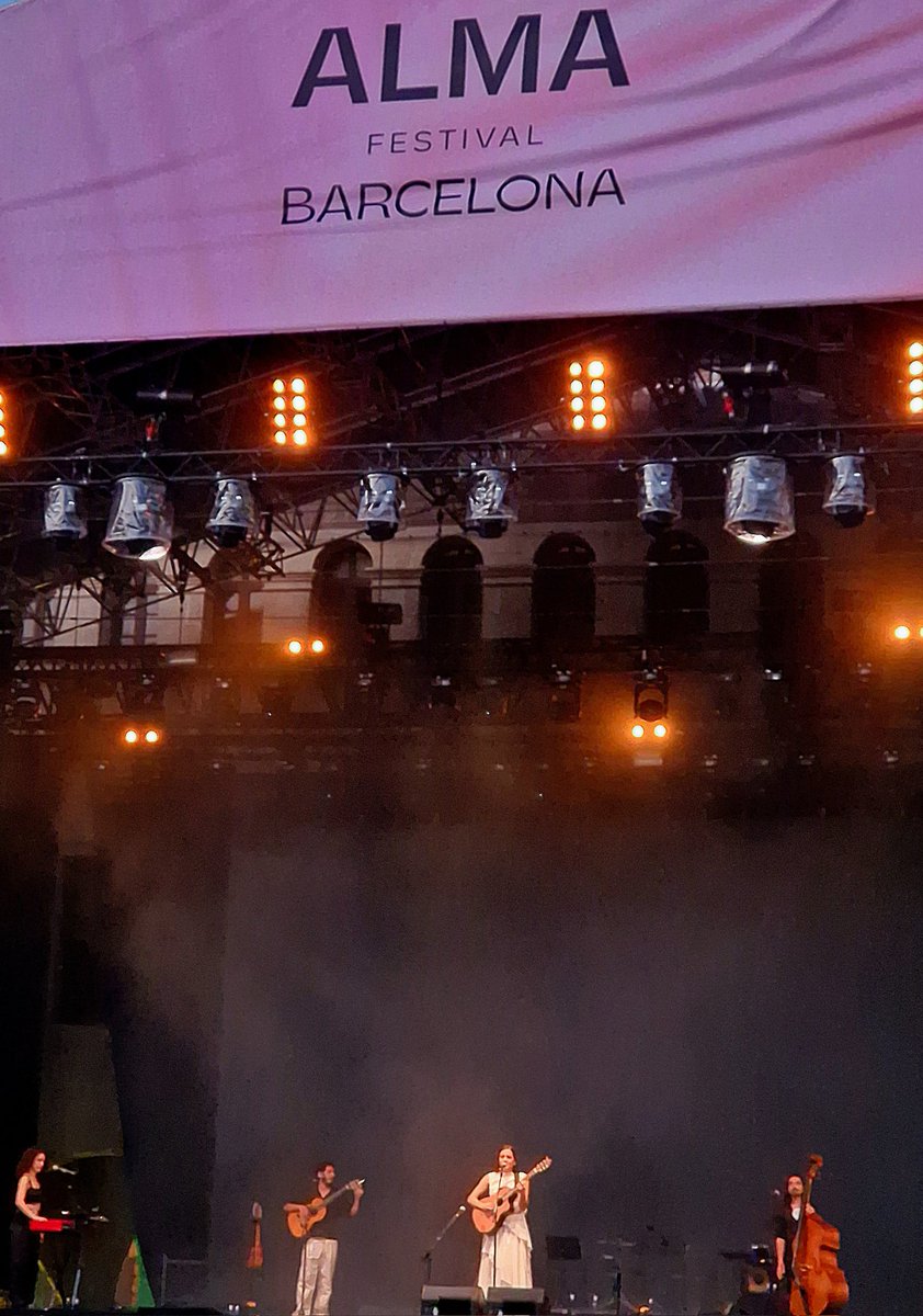 Quin plaer gaudir en directe de <a href="/valeriacasrod/">Valeria Castro</a> a l'@alma_festival de Barcelona. Talent, sensibilitat, humiltat, sororitat, gratitud i respecte per les arrels...  i sempre 'con cariño y con cuidado'.🤍
