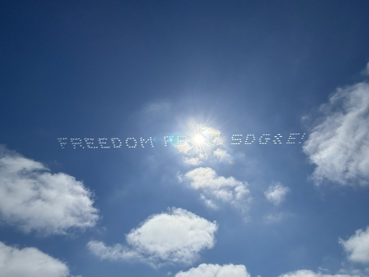 SemperSolarisCo's tweet photo. Our skywriting says 'FREEDOM FROM SDG&amp;E' for a reason. Are you tired of those high electric costs? Surrender to solar power with Semper Solaris and take charge of your energy bills. #SurrenderSDGE #EnergyIndependence #SemperSolaris https://t.co/HhMJHvctOt