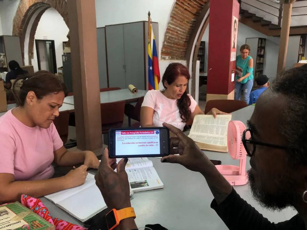CENAFotografia's tweet photo. ✨#CENAF La Guaira desarrolla desde el martes #2Jul al martes #16Jul, en la Biblioteca Pública "José María España", el Taller Teórico y Práctico "Cómo escribir para las Redes Sociales", impartido por el coordinador regional La Guaira, Luis Zulueta.
#VenezuelaVaConTodo https://t.co/f7f5vU4U4t