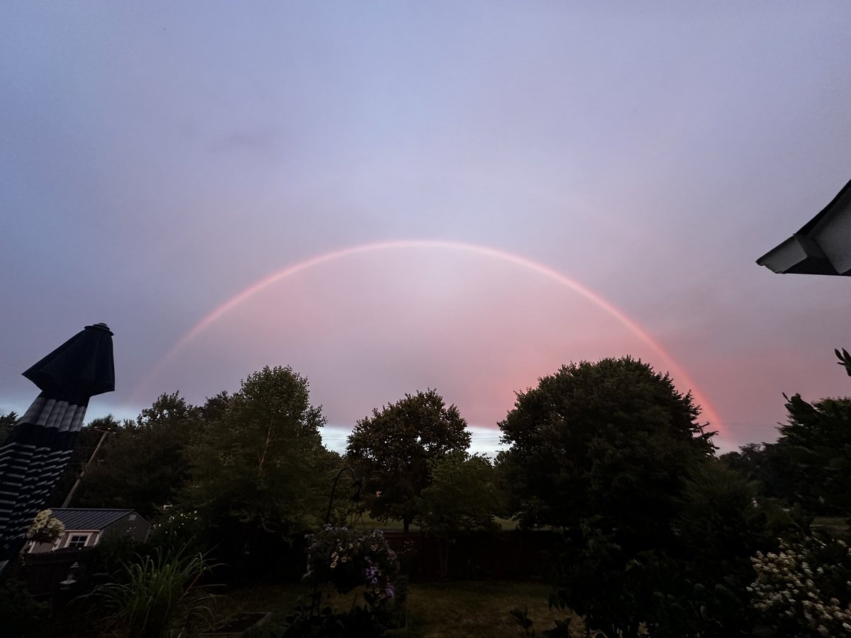cwhyzee's tweet photo. Sunset rainbow in Opal, VA https://t.co/lSNWBTjben