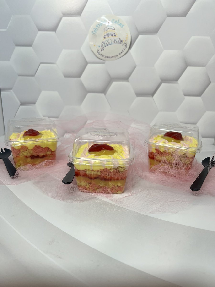 PuddasMaDee's tweet photo. Cake scraps make for the greatest desserts 🤤🤤🍓🍋
Contemplating doing cake jars this summer. Could also be a cake shooter flavor. 🤷🏽♀️🤔💭
@TahdahB
#tahdahcakesbda👩🏾🍳🎂🇧🇲
#celebrationmagic🎉🪄 https://t.co/KOv4Wbt6QJ