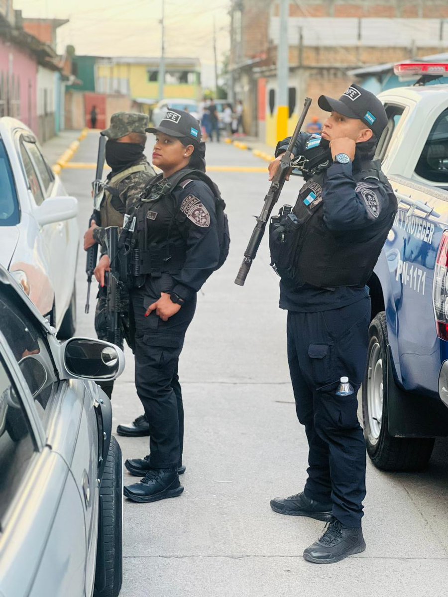 DNFEHN's tweet photo. 🚔Y seguimos #Trabajando #Fuertemente en una
"Mega Saturación Policial en Vehículo".🚔
En la Colonia Villa Cristina, Brisas de olancho, La Laguna y alrededores. https://t.co/IzjTiAUytO