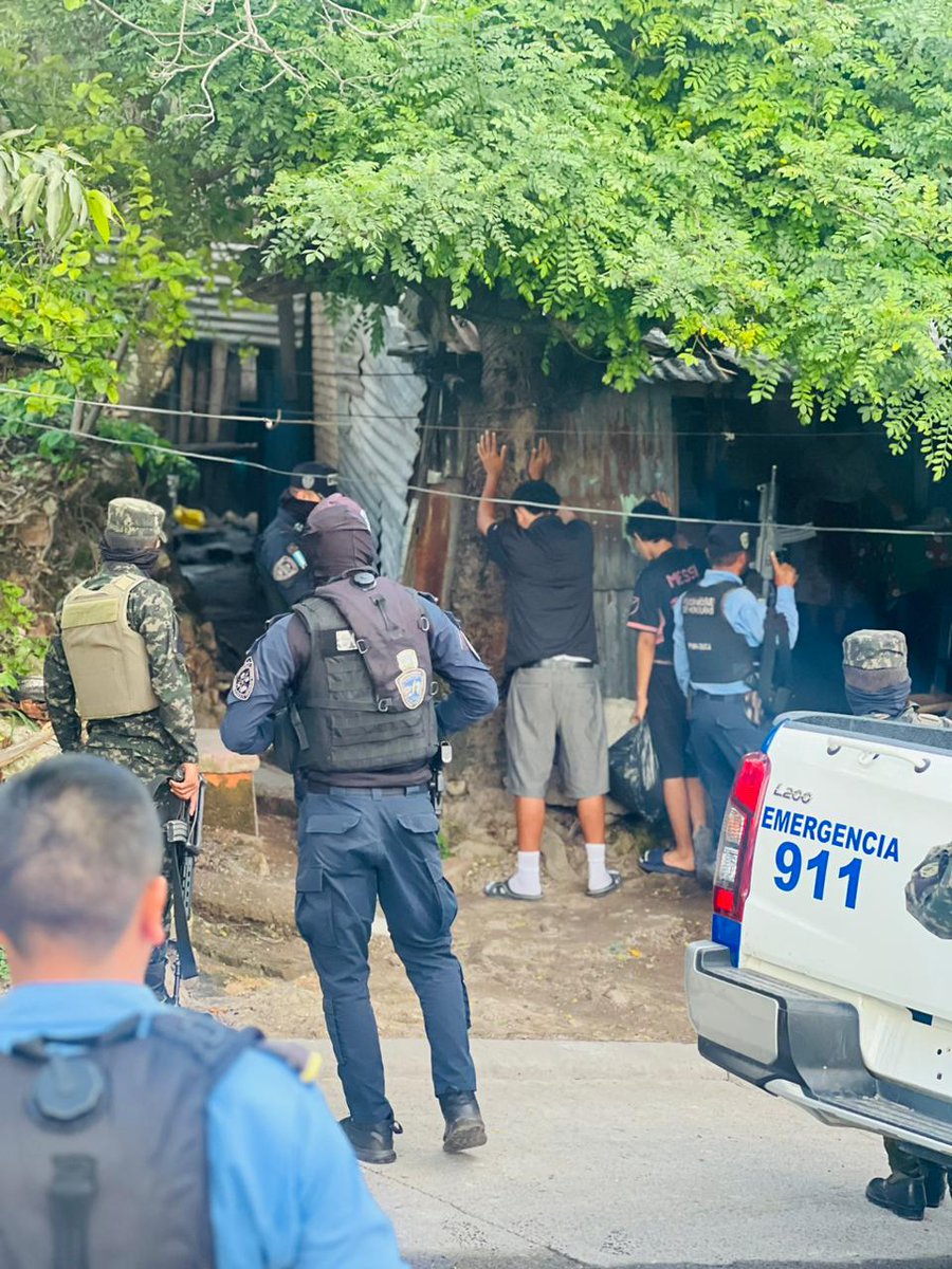 DNFEHN's tweet photo. 🚔Y seguimos #Trabajando #Fuertemente en una
"Mega Saturación Policial en Vehículo".🚔
En la Colonia Villa Cristina, Brisas de olancho, La Laguna y alrededores. https://t.co/IzjTiAUytO