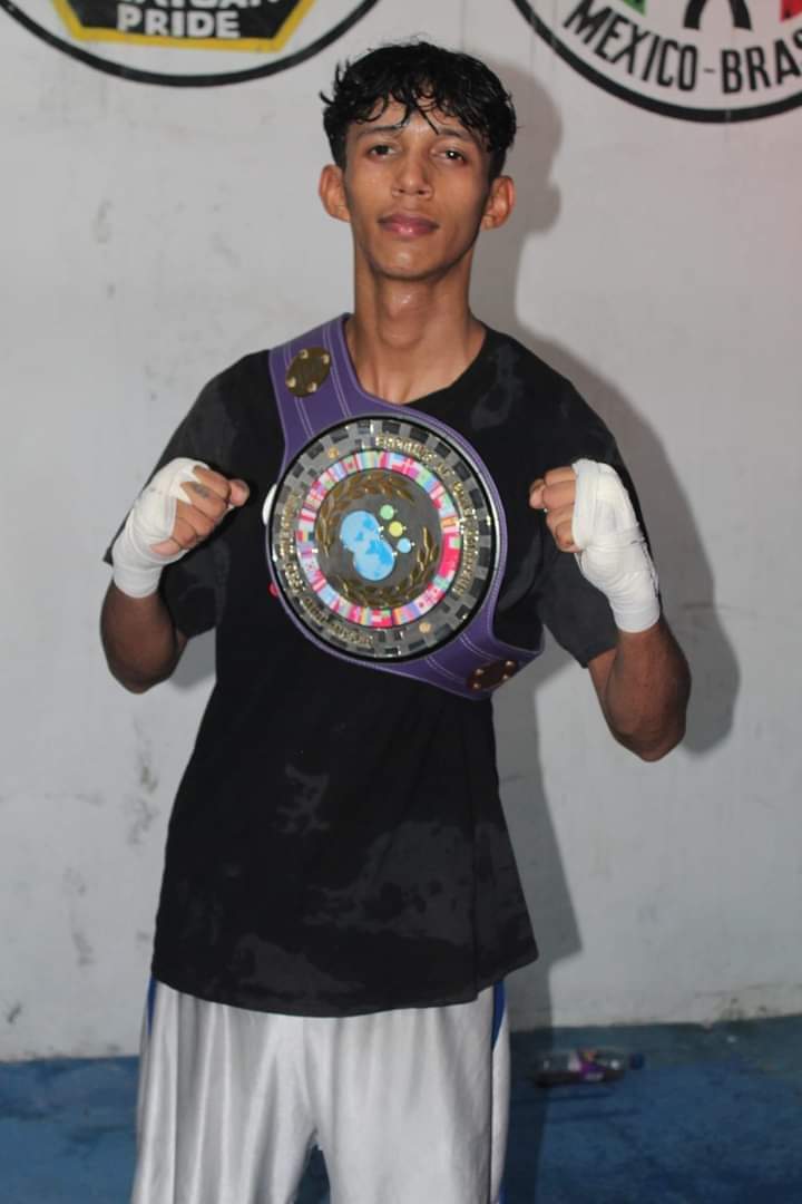 Nuevaeraboxeo's tweet photo. Christofer "La Garra" de León se corona campeón SBA peso Mini Mosca ocupando el título vacante que dejó el #TimidoRequena próximamente estará haciendo su defensa con un rival por anunciar ! @SabadosBoxeo @rdcampeonato @victorroche900 @BoxingGala @EBChampions1 https://t.co/WVCpvcK1Pb