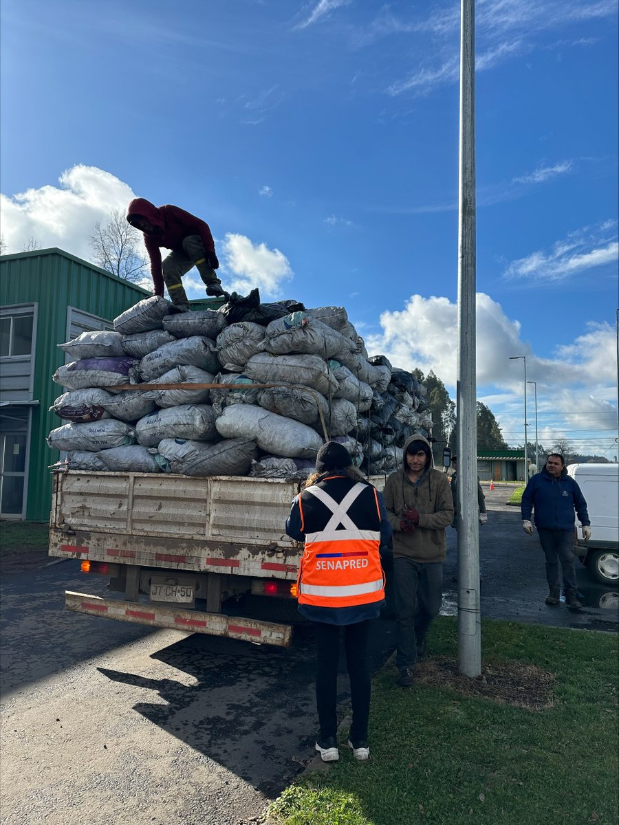 Senapred's tweet photo. Esta jornada el equipo regional de #SENAPREDAraucanía ha continuado con la entrega de elementos de #emergencia a las comunas de Nueva Imperial, Teodoro Schmidt y Loncoche, en el contexto del último evento meteorológico que se desarrolló en la región. https://t.co/YLrg7k1TYI