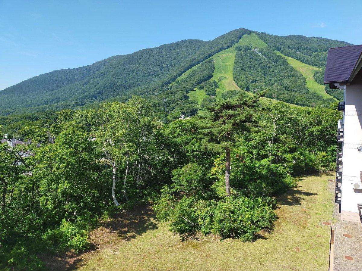 At an elevation of 1000m, Madarao's temperature is a mild 19°C at night &amp; at 9am in the morning is 24°C. It's truly refreshing in the highlands

This weekend is the Madarao Jazz Festival❣️ You can camp🏕 and watch it ✌☺

Resort info: madaraokogen.com

#Madarao #斑尾高原