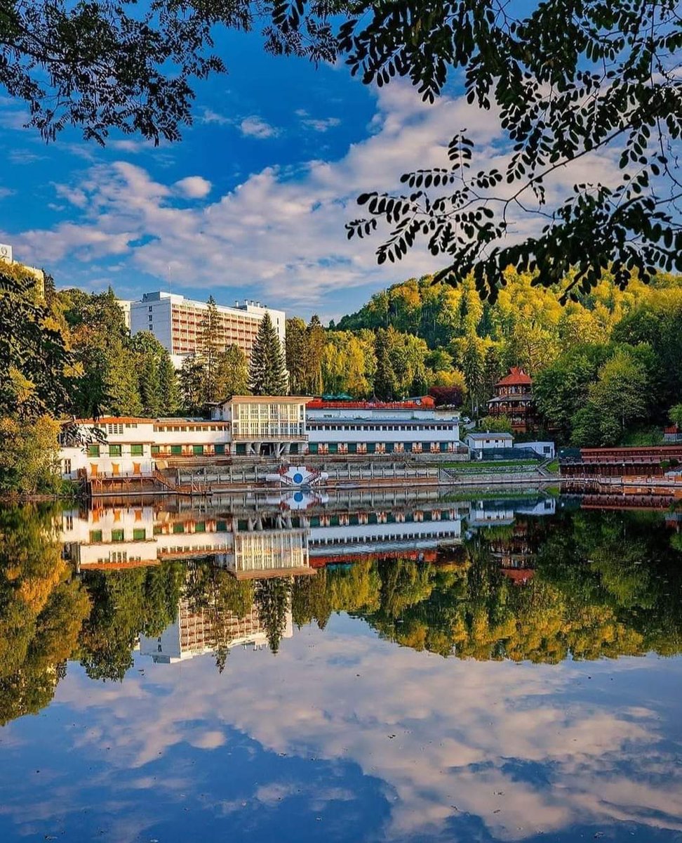 Travel_2Romania's tweet photo. Lacul Ursu #Sovata 🤗Lacul Ursu/Marea Moartă a României-are cea mai mare conc salină de pe planetă,temp de 29°C la suprafaţă,41°C la adâncimea de 1,5 metri,cel mai important dintre cele 5 lacuri cu apă sărată existente în staţiune.
📷ciziro ( Francisc Czizmarik)
#TraveltoRomânia https://t.co/8hAy5OA4tz
