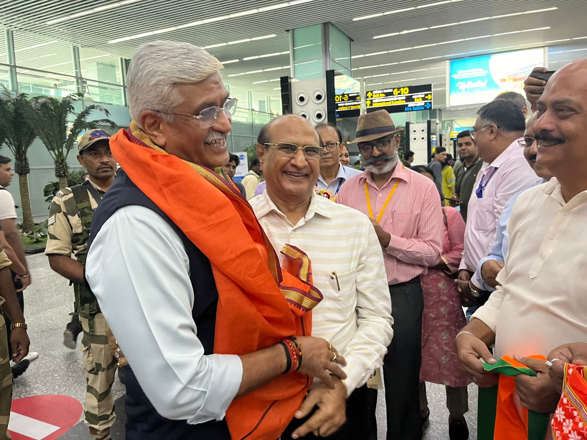 आज सुबह कोलकाता पहुँचा। एयरपोर्ट पर शानदार स्वागत के लिए सभी का आभार!