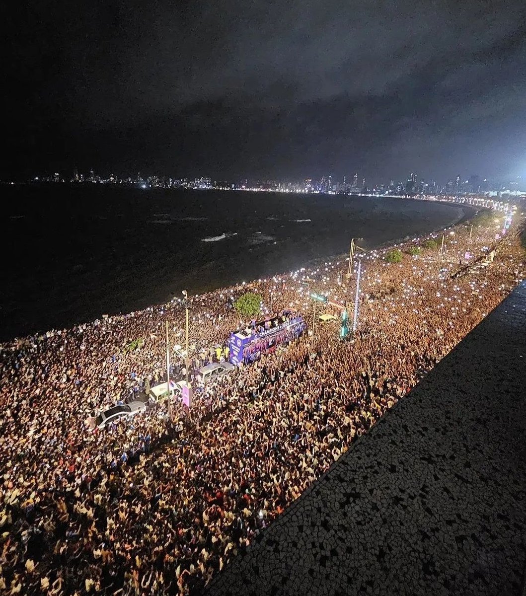 What a magnificent crowd! 
We have shown the world how to hold governments, politicians and corporates accountable. 

#victoryprade
#Mumbai