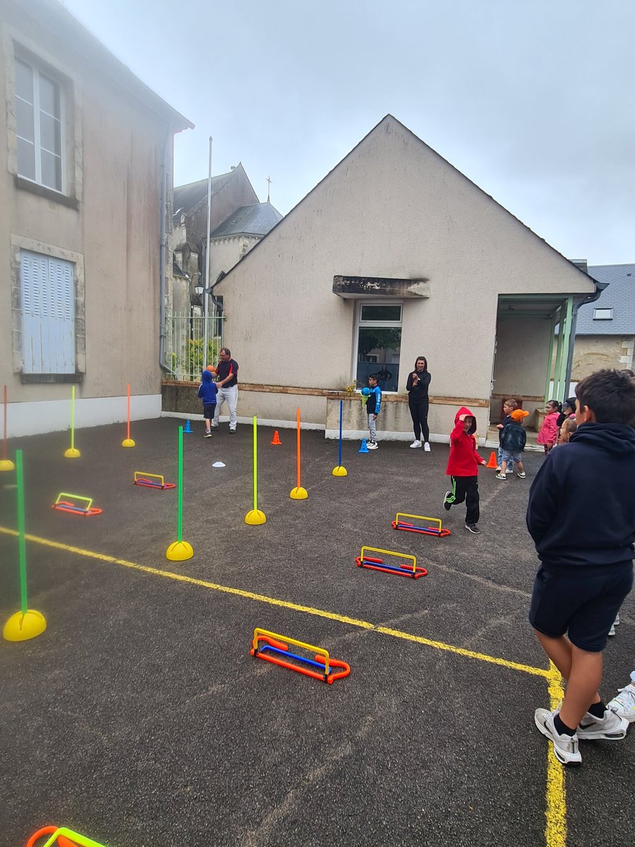 Alain Citadelle (@linocita1) on Twitter photo Vasselay primaire fait ses jeux. Hier, malgré un temps incertain tous les élèves et leurs parents étaient réunis pour une pratique sportive fait d'ateliers ludiques et sportifs. Bravo pour votre engagement. <a href="/GobletSeverine/">Severine GOBLET</a> Vasselay primaire fait ses jeux. Hier, malgré un temps incertain tous les élèves et leurs parents étaient réunis pour une pratique sportive fait d'ateliers ludiques et sportifs. Bravo pour votre engagement. <a href="/GobletSeverine/">Severine GOBLET</a>