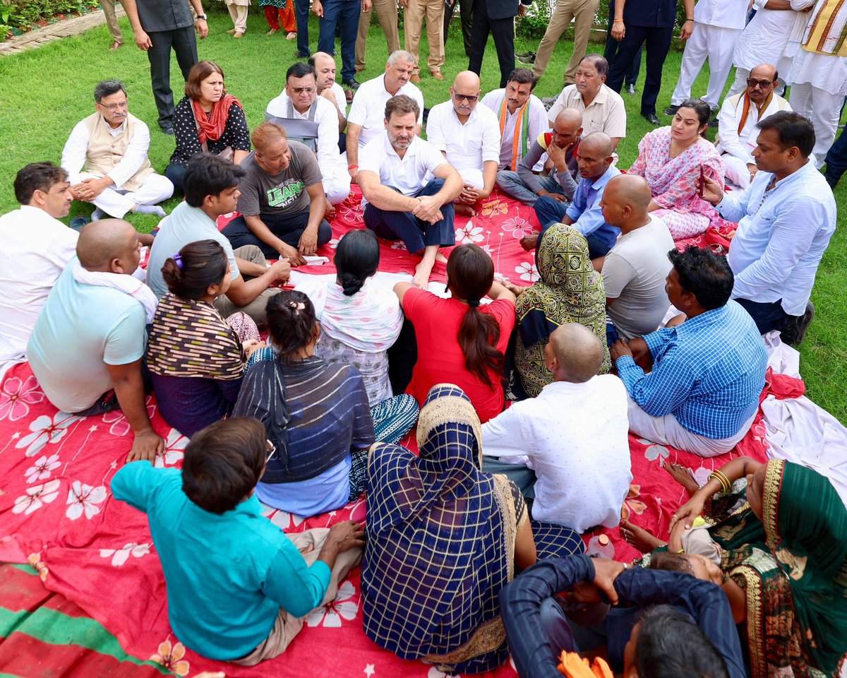 Ambikapur Congress (@ambikapurblock) on Twitter photo рд╣рд╛рдерд░рд╕ рд╣рд╛рджрд╕реЗ рдореЗрдВ рдореГрддрдХреЛрдВ рдХреЗ рдкрд░рд┐рд╡рд╛рд░реЛрдВ рд╕реЗ рдорд┐рд▓реЗ рд░рд╛рд╣реБрд▓ рдЧрд╛рдВрдзреА
рдмрд╣реБрдд рдХреБрдЫ рдЦреЛ рджрд┐рдпрд╛ рдкрд░рд┐рд╡рд╛рд░реЛрдВ рдиреЗтАжрдмрдврд╝ рдХрд░ рджреЛ рдЖрдВрд╕реВ рдкреЛрдЫрдирд╛ рдФрд░ рд╕рд┐рд░ рдкрд░ рд╣рд╛рде рд░рдЦрдирд╛ рд╣реА рдорд╛рдирд╡рддрд╛ рд╣реИ рд╣рд╛рдерд░рд╕ рд╣рд╛рджрд╕реЗ рдореЗрдВ рдореГрддрдХреЛрдВ рдХреЗ рдкрд░рд┐рд╡рд╛рд░реЛрдВ рд╕реЗ рдорд┐рд▓реЗ рд░рд╛рд╣реБрд▓ рдЧрд╛рдВрдзреА
рдмрд╣реБрдд рдХреБрдЫ рдЦреЛ рджрд┐рдпрд╛ рдкрд░рд┐рд╡рд╛рд░реЛрдВ рдиреЗтАжрдмрдврд╝ рдХрд░ рджреЛ рдЖрдВрд╕реВ рдкреЛрдЫрдирд╛ рдФрд░ рд╕рд┐рд░ рдкрд░ рд╣рд╛рде рд░рдЦрдирд╛ рд╣реА рдорд╛рдирд╡рддрд╛ рд╣реИ