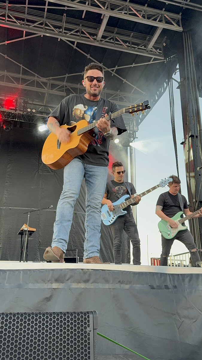 amart6's tweet photo. Thank you @Michaelraymusic for another great concert &amp; night!! It was worth the 10,000 miles &amp; 24 states. It’s been a great vacation!! FL to the Dakotas, to the west coast &amp; everything in between!! See you Florida (soon) 😂🤞❤️ https://t.co/aCamZwOVQx