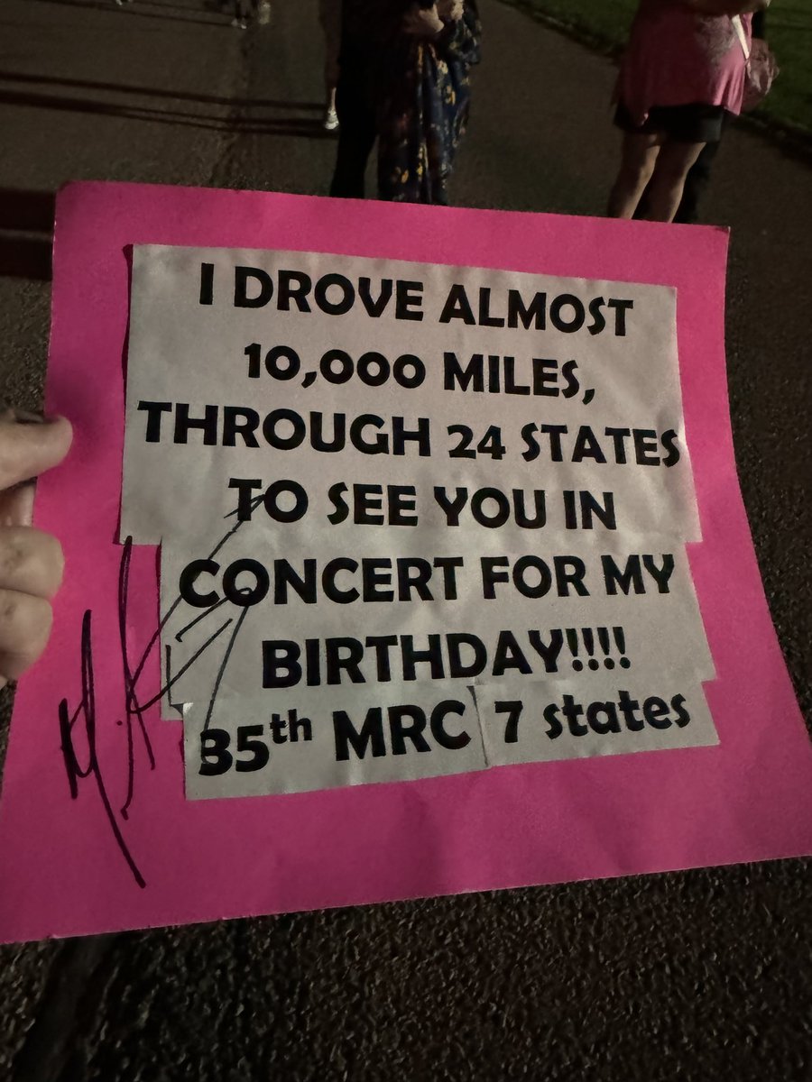 amart6's tweet photo. Thank you @Michaelraymusic for another great concert &amp; night!! It was worth the 10,000 miles &amp; 24 states. It’s been a great vacation!! FL to the Dakotas, to the west coast &amp; everything in between!! See you Florida (soon) 😂🤞❤️ https://t.co/aCamZwOVQx