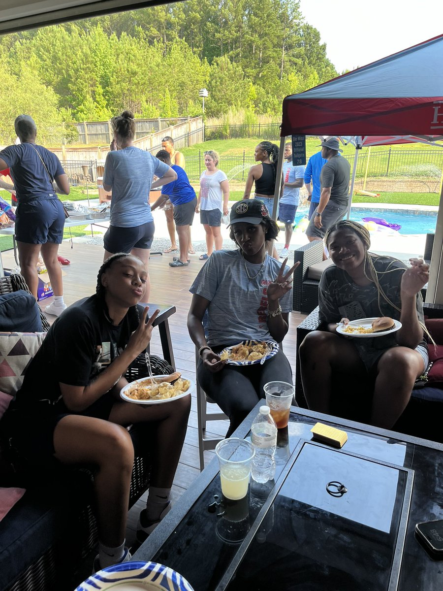 YolettMcCuin's tweet photo. We had a time today‼️ TEAM 50‼️ #NoCeilings ❤️💙 https://t.co/S4NiAmC7bd