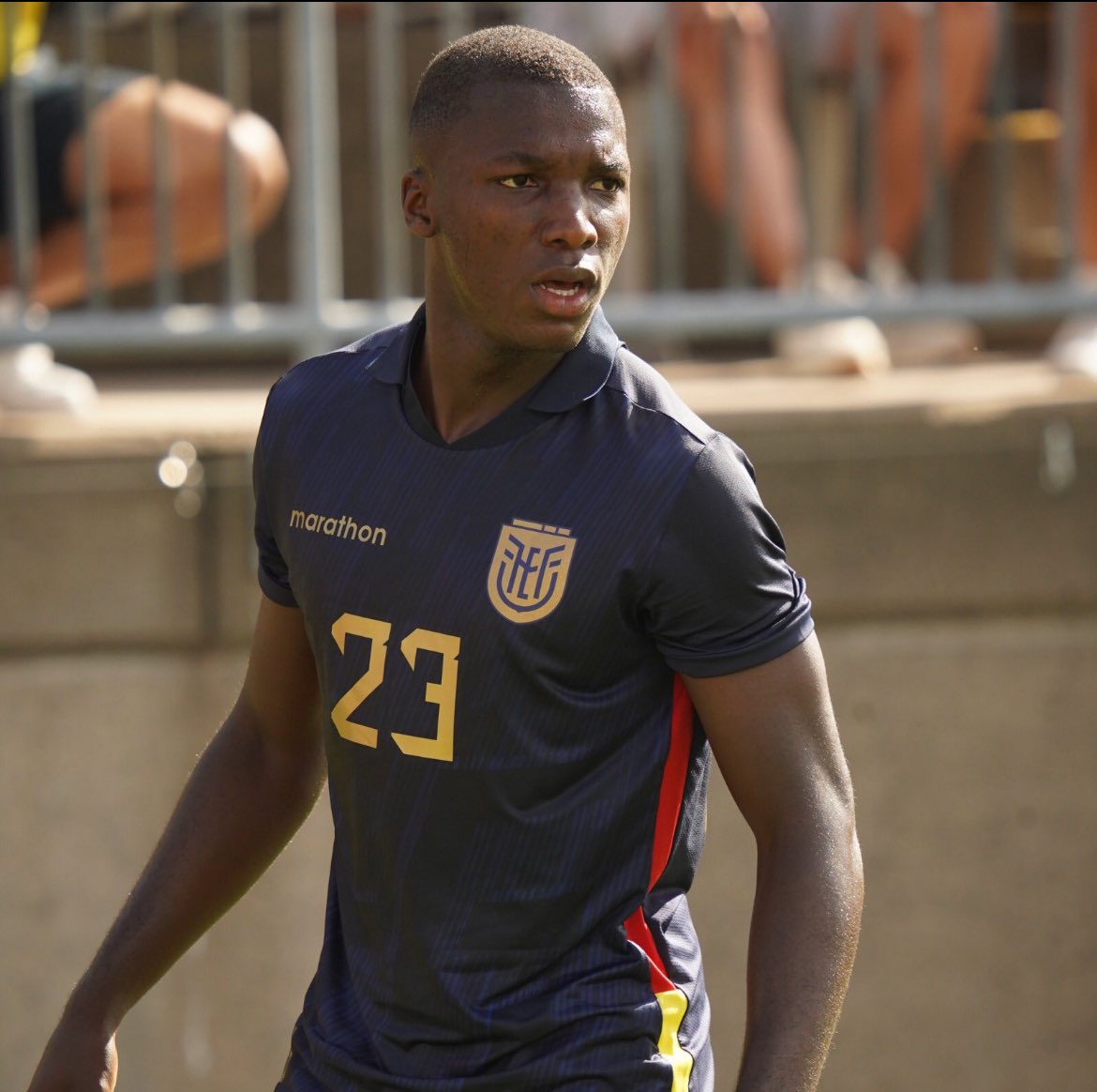 aillingworth96's tweet photo. Moisés Caicedo se pelea con todos, boquillea a Cuti Romero, Lisandro Martínez y hasta con Messi se fue de palabras. No está pensando en la camiseta al final del partido, ese es el jugador que me representa 👏🏻🇪🇨 https://t.co/4BcqEi2sN6