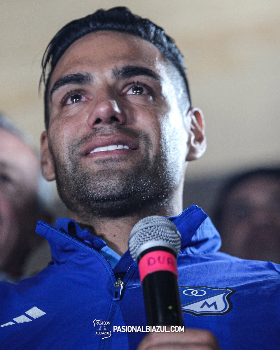 Los ojos aguados de Falcao en su banderazo, vino buscando cumplir un sueño y la hinchada responde. 🥹