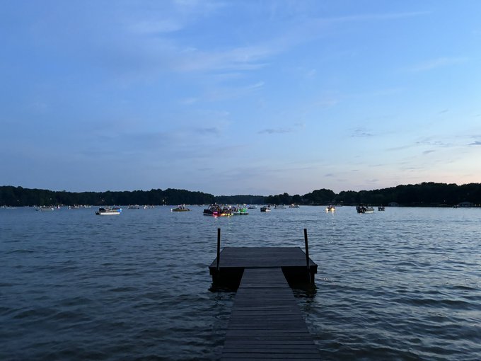 I don&rsquo;t like America but I do like loafing at a lake at sunset https://t.co/rcUyzUZ5yj