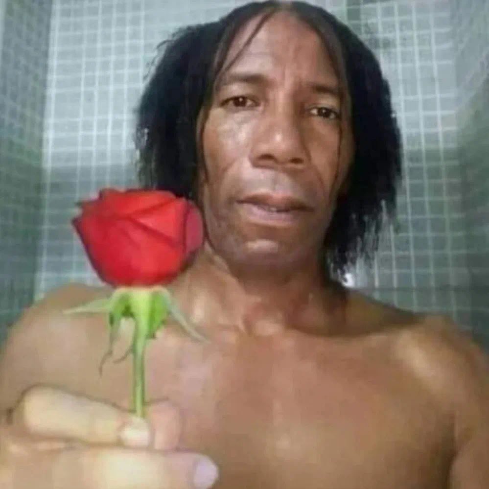 为什么不喜欢我的头像，多么的美好，正能量，让每个跟我聊天的人拥有一朵玫瑰花🌹#四爱 #iiii #四爱小狗 #四爱男受 #第四爱 #抽象