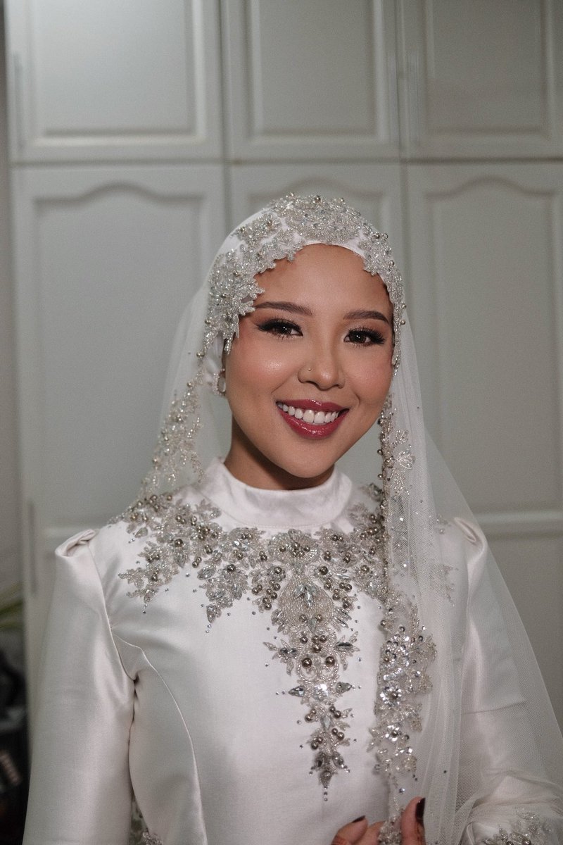 jiaohjia's tweet photo. All three looks i did for @deedyaa ‘s wedding. Makeup concept :

Nikah - Barbie
Berinai - Puteri Santubong (?) 😂
Sanding - Princess

Last attire designed by @Nabeeeu cuz she talented liddat. https://t.co/nkEjkMFF8z