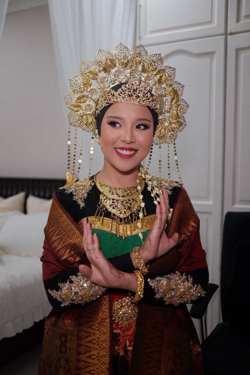 jiaohjia's tweet photo. All three looks i did for @deedyaa ‘s wedding. Makeup concept :

Nikah - Barbie
Berinai - Puteri Santubong (?) 😂
Sanding - Princess

Last attire designed by @Nabeeeu cuz she talented liddat. https://t.co/nkEjkMFF8z