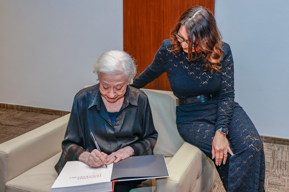 JanjaLula's tweet photo. Fernanda Montenegro é uma das maiores e mais conhecidas atrizes brasileiras de todos os tempos. A força de sua presença é inexplicável e seu talento é admirável em muitos níveis. 

Poder abraçá-la e presenciá-la lendo, com sua voz única e inconfundível, outra mulher tão histórica como Simone de Beauvoir é um privilégio sem tamanho. Esse encontro e a noite de hoje vão reverberar em mim pelo resto da vida. 

Gratidão pela sua existência, amiga Fernanda. É um presente viver no mesmo tempo que você. ♥️