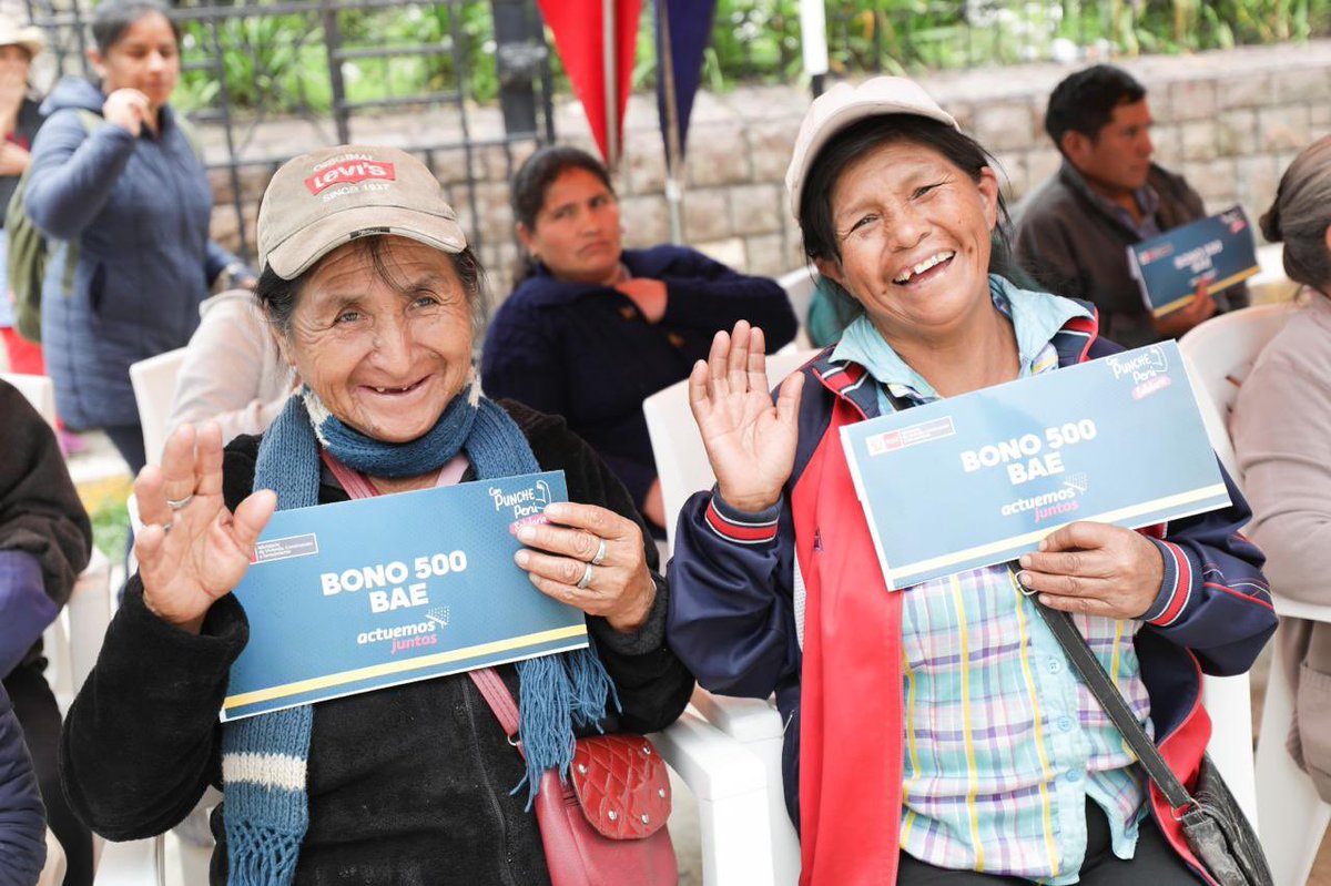viviendaperu's tweet photo. ¡Bonos para las familias damnificadas por las lluvias!
El Ministerio de Vivienda aprobó la entrega del Bono de Arrendamiento de Vivienda para Emergencias (#BAE) a 25 familias de Ticapampa e Independencia, en las provincias de #Recuay y #Huaraz, que perdieron sus casas en abril. https://t.co/nXmmPaqtA4