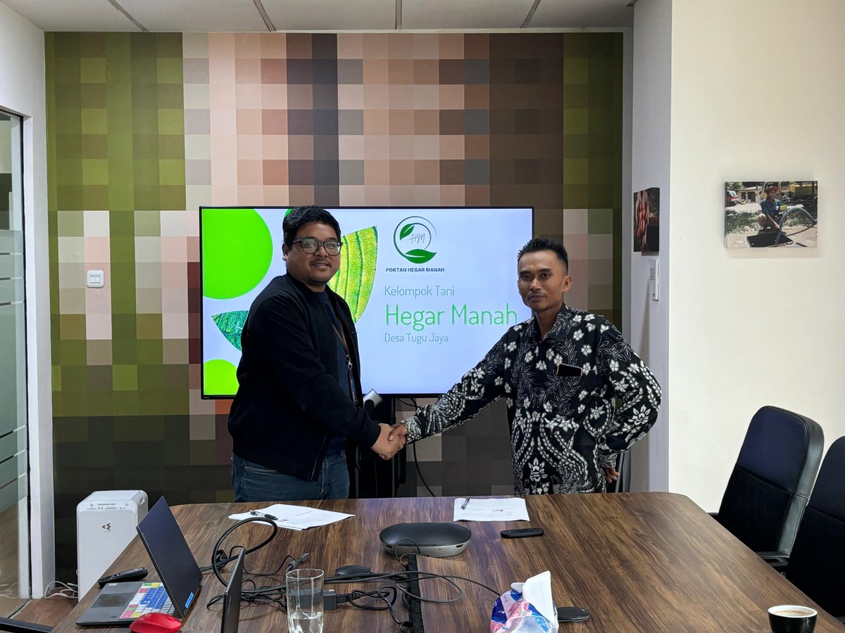 SNVIndonesia's tweet image. We achieved new milestone from our watershed management project in West Java -PAHALA! After several coaching, we succeeded to have written agreement with farmer association Hegar Manah to supply organic compost for #regenerativeagriculture implementation in Tugu Jaya Village
