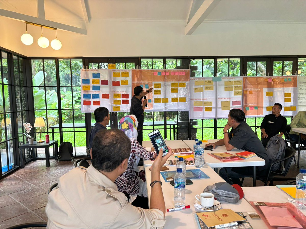 SNVIndonesia's tweet image. We achieved new milestone from our watershed management project in West Java -PAHALA! After several coaching, we succeeded to have written agreement with farmer association Hegar Manah to supply organic compost for #regenerativeagriculture implementation in Tugu Jaya Village