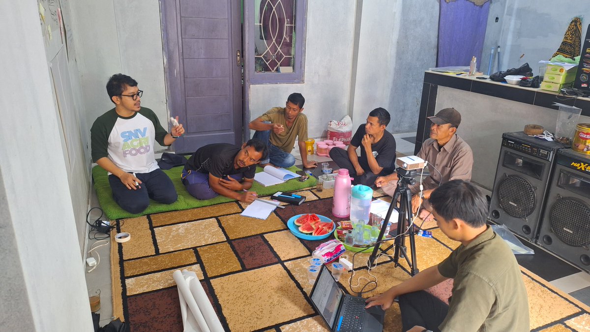 SNVIndonesia's tweet image. We achieved new milestone from our watershed management project in West Java -PAHALA! After several coaching, we succeeded to have written agreement with farmer association Hegar Manah to supply organic compost for #regenerativeagriculture implementation in Tugu Jaya Village