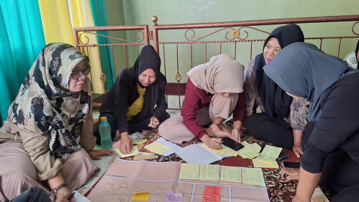 SNVIndonesia's tweet image. We achieved new milestone from our watershed management project in West Java -PAHALA! After several coaching, we succeeded to have written agreement with farmer association Hegar Manah to supply organic compost for #regenerativeagriculture implementation in Tugu Jaya Village