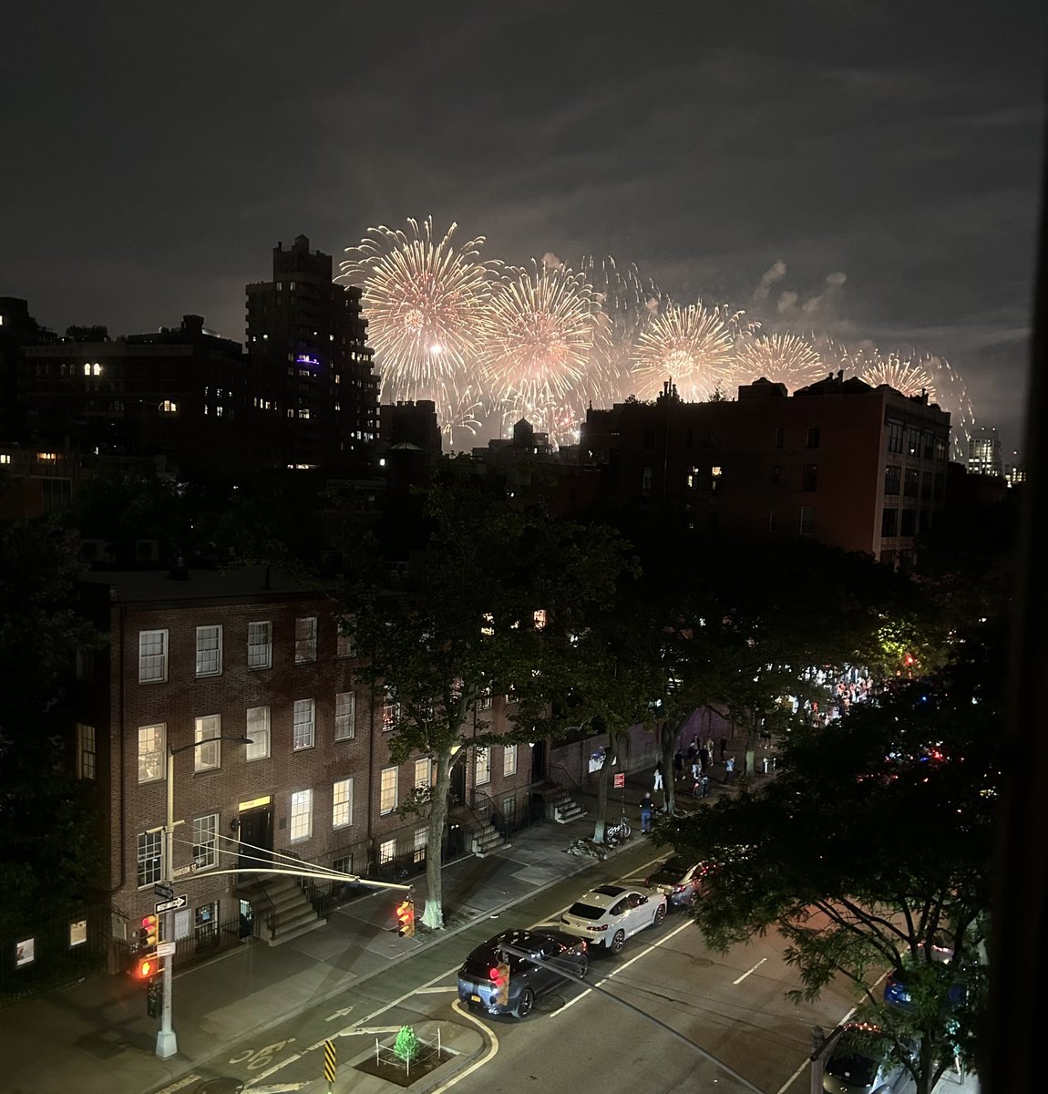 Bedroom fireworks. 

#4thofJuly #MacysFireworks #IndependenceDay2024 #fireworks #nyc #HudsonRiver #skyview #4th #westvillage #NYC
