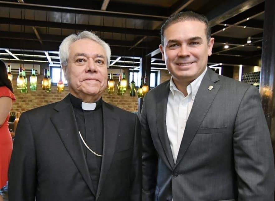 Agradezco a S.E. Mons. Alfonso Cortés Contreras, quien estuvo a cargo de la Arquidiócesis de León, por su constante amistad y siempre su valioso consejo. Su guía y liderazgo han sido una luz en nuestra comunidad. Gracias, Mons. Alfonso, por su dedicación y servicio.