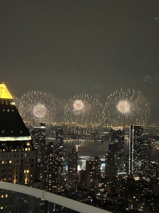 A spectacular fireworks show tonight with the perfect view! https://t.co/X62mD1ulOB