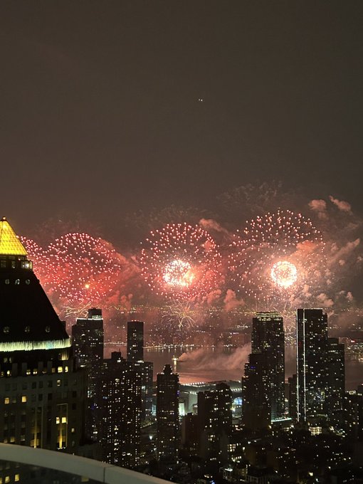 A spectacular fireworks show tonight with the perfect view! https://t.co/X62mD1ulOB