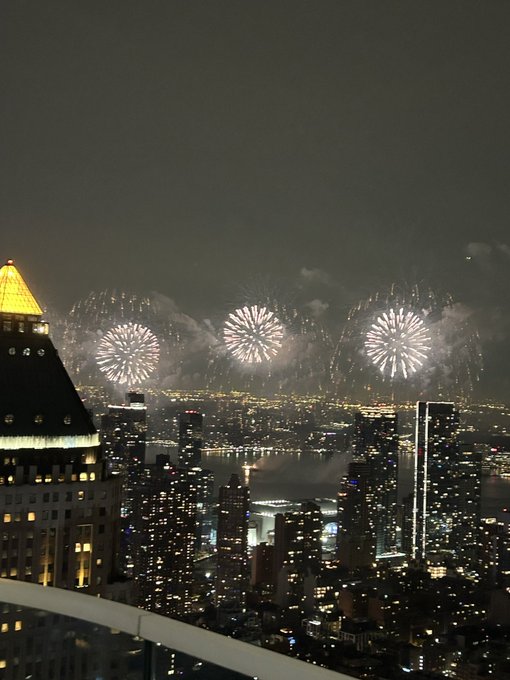 A spectacular fireworks show tonight with the perfect view! https://t.co/X62mD1ulOB