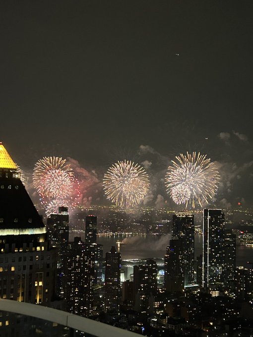 A spectacular fireworks show tonight with the perfect view! https://t.co/X62mD1ulOB
