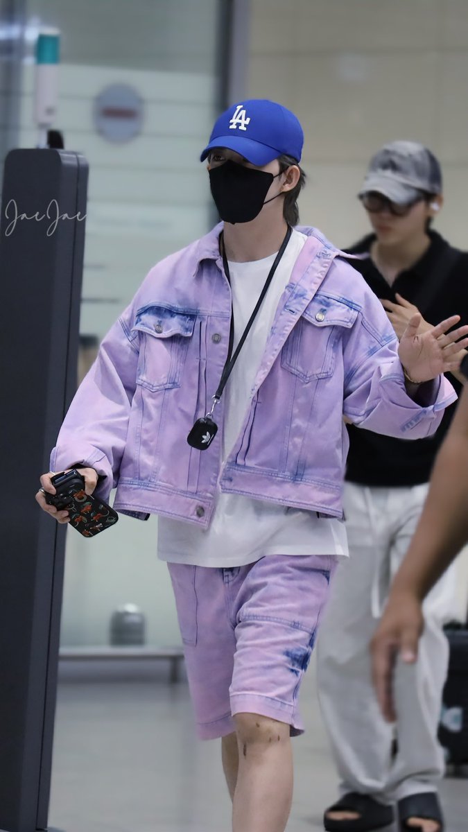 aboutscoups's tweet photo. seungcheol's purple outfit looks so pretty on him https://t.co/y8RUKRRQHP