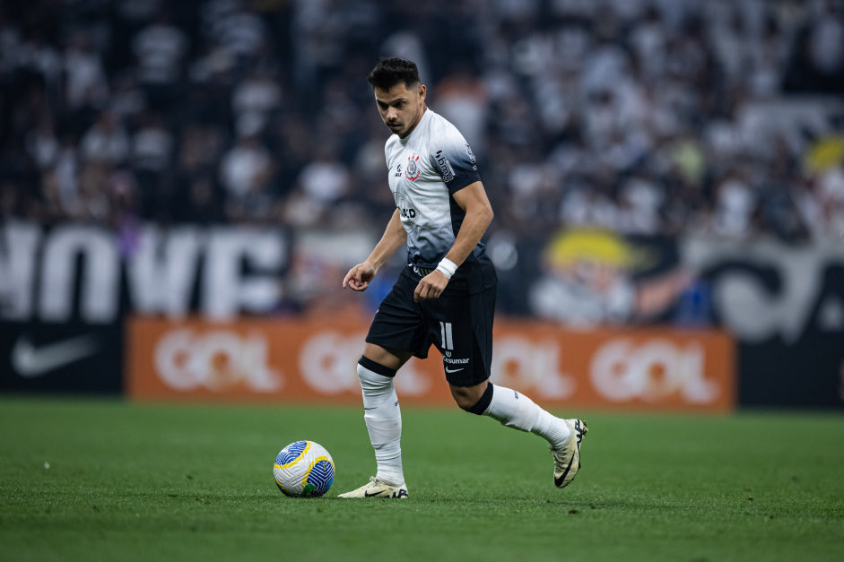 povotime1910's tweet photo. 🎙️ Raphael Laruccia sobre Romero 

"Agradecer o Romero pela prontidão de estar aqui. Quando chegou hoje de manhã, tivemos uma reunião. Ele tem noção do tamanho dele pro elenco e quanto ele significa. Deixei claro que só a presença dele já era importante. Um dos mais experientes do elenco, queria enaltecer a disponibilidade. Aniversário dele, entramos em contato perguntando sobre estar aqui e ele prontamente aceitou".

📸 [Jhony Inácio/Meu Timão]