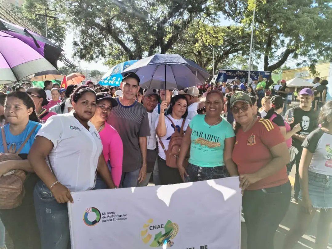 CNAEC11's tweet photo. Desde el estado Bolivar las cocineras de las  patria del los Municipios Caroni y Piar marcharon con alegria y compromiso en apoyo a nuestro Presidente  @NicolasMaduro por que la esperanza esta en la calle más firme hacia la victoria del 28J 

#VenezuelaVaConTodo https://t.co/9ic0XiLyKw