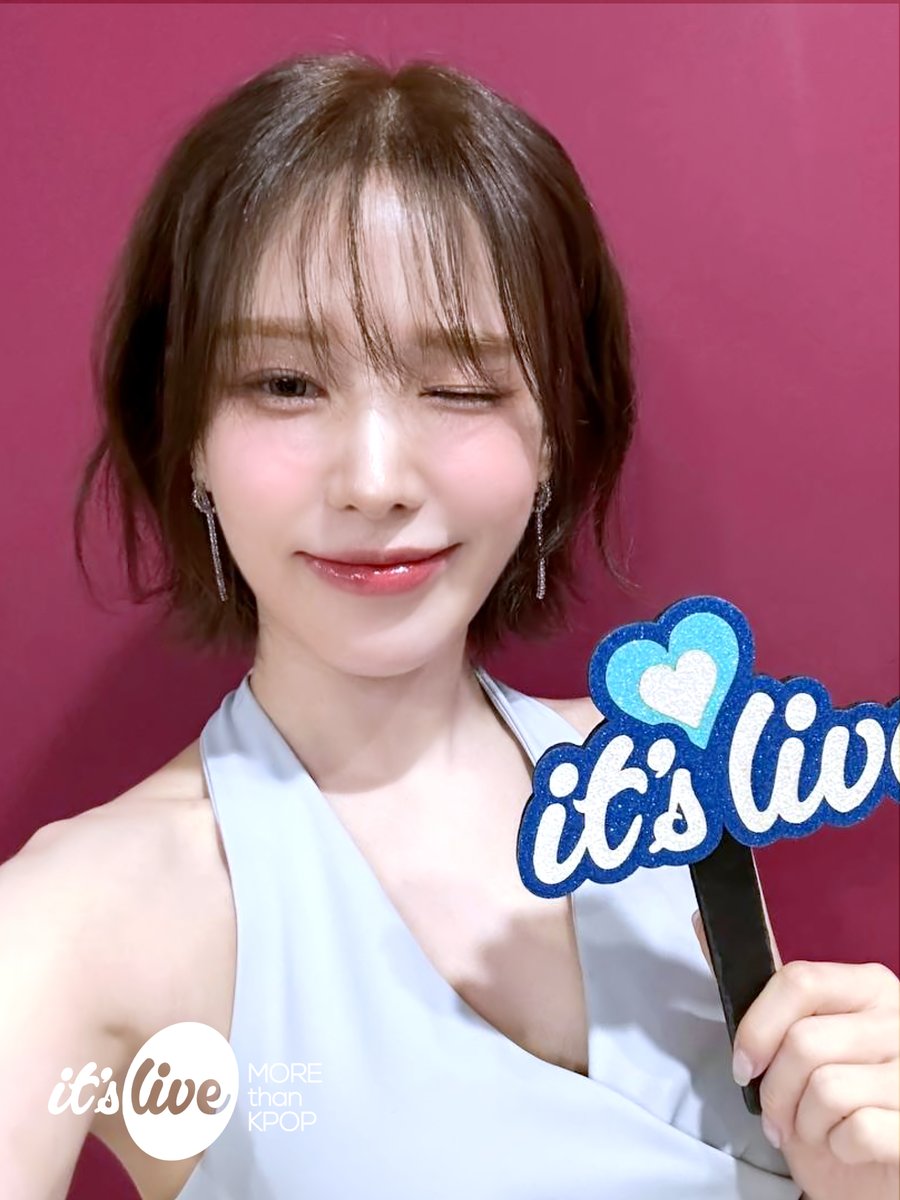 itsLIVEofficial's tweet photo. #RedVelvet 의 #잇츠라이브 가 잠시 후 5시에 시작됩니다!📸
유튜브 it's Live 채널에서 최초공개로 만나보세요!
‘#Cosmic’ 밴드 라이브 보면서 실시간 채팅 같이 달려요💖

#레드벨벳 - Cosmic (Band Ver.)
Premieres on Youtube 'it's Live' Channel at 5PM KST TODAY! https://t.co/8RR2NPghPr