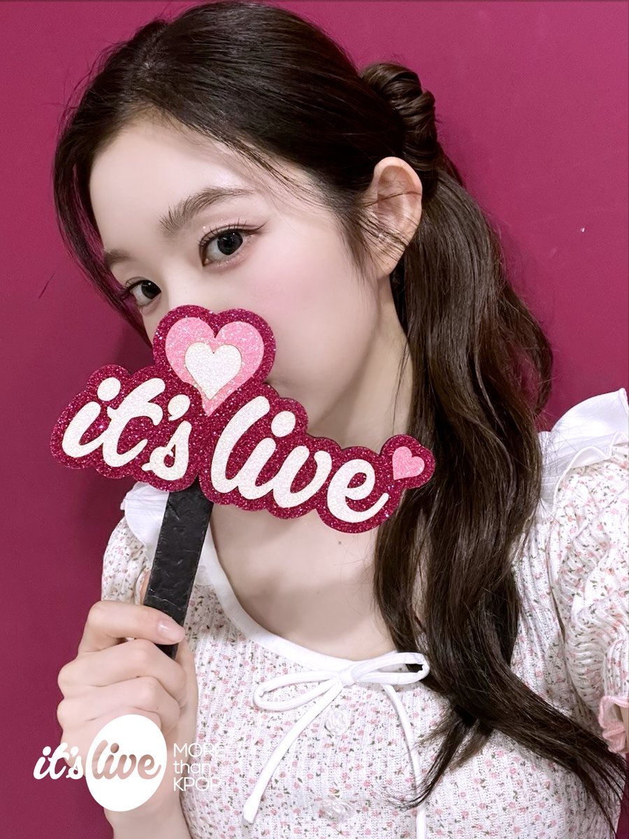 itsLIVEofficial's tweet photo. #RedVelvet 의 #잇츠라이브 가 잠시 후 5시에 시작됩니다!📸
유튜브 it's Live 채널에서 최초공개로 만나보세요!
‘#Cosmic’ 밴드 라이브 보면서 실시간 채팅 같이 달려요💖

#레드벨벳 - Cosmic (Band Ver.)
Premieres on Youtube 'it's Live' Channel at 5PM KST TODAY! https://t.co/8RR2NPghPr
