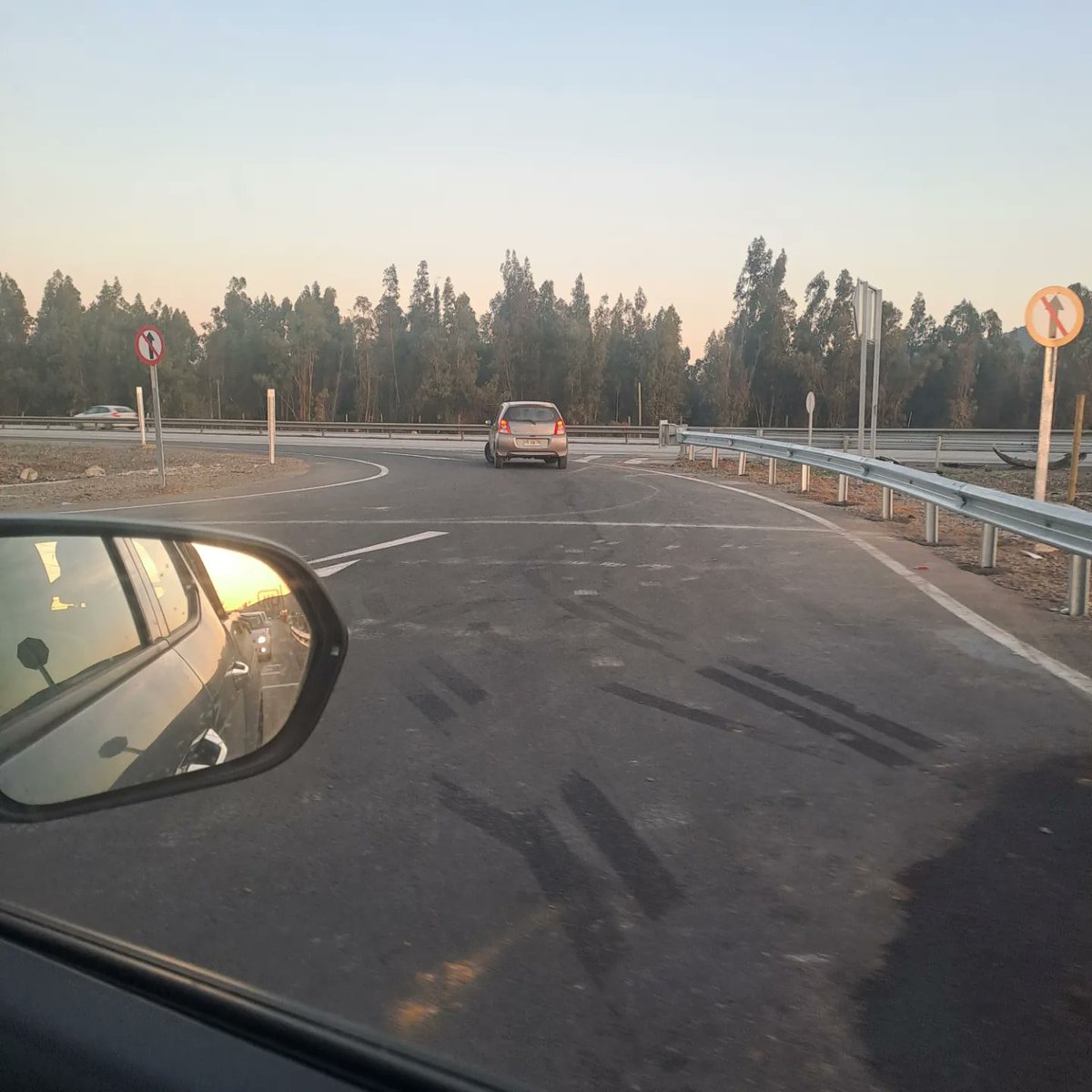 EpiOnTheRocks's tweet photo. A propósito de la violenta colisión entre 2 automóviles menores y camión con 7 lesionados (2 graves, tal vez 1 fallecido), ocurrido en el km 70 de la @autopistaruta78 ex #AutopistaDelSol en la salida #Maitenes #Melipilla.
Aquí, una secuencia una muestra! https://t.co/eE42vRQRyi