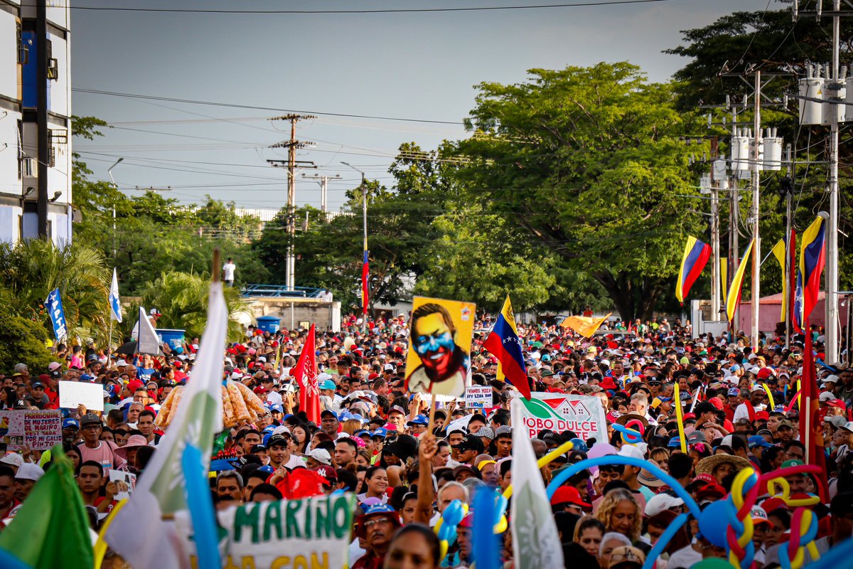 #AnteElOdioYElFascismoPaz Bendito seas #4Jul, la esperanza de este Pueblo está en las calles en defensa de la Revolución Bolivariana. ¡Qué alegría ver a nuestra gente movilizada y apoyando al Gallo Pinto <a href="/NicolasMaduro/">Nicolás Maduro</a>! #VenezuelaEsChavista