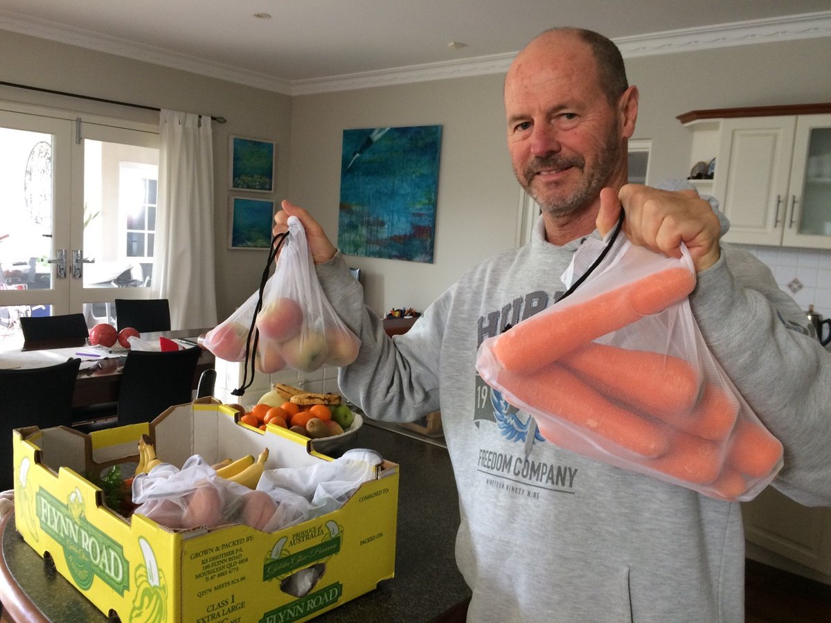 DAY 6:🍎Exploring local farmers markets, greengrocers and independent stores are a great way to find delicious local vibrant veggies and fresh fruits, free of plastic packaging. Buying local seasonal produce also helps support local growers and helps reduce your carbon footprint.