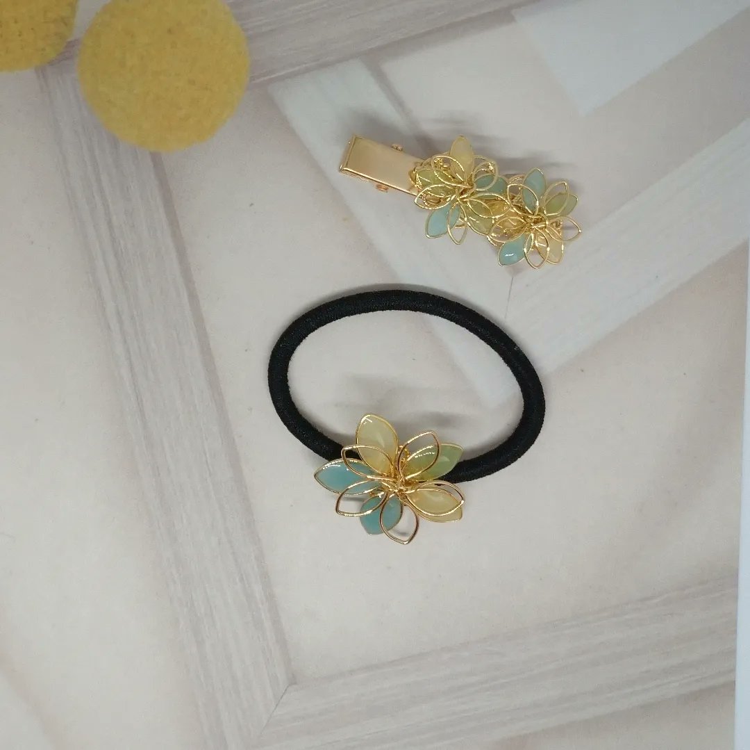 skyblue5775's tweet photo. 夏にヘアアクセサリー
ワイヤーにレジンで色をつけました😄
#レジン作品 
#ハンドメイド作家さんと繋がりたい 
#夏用ヘアアクセサリー https://t.co/SDX0Y1Qg2b