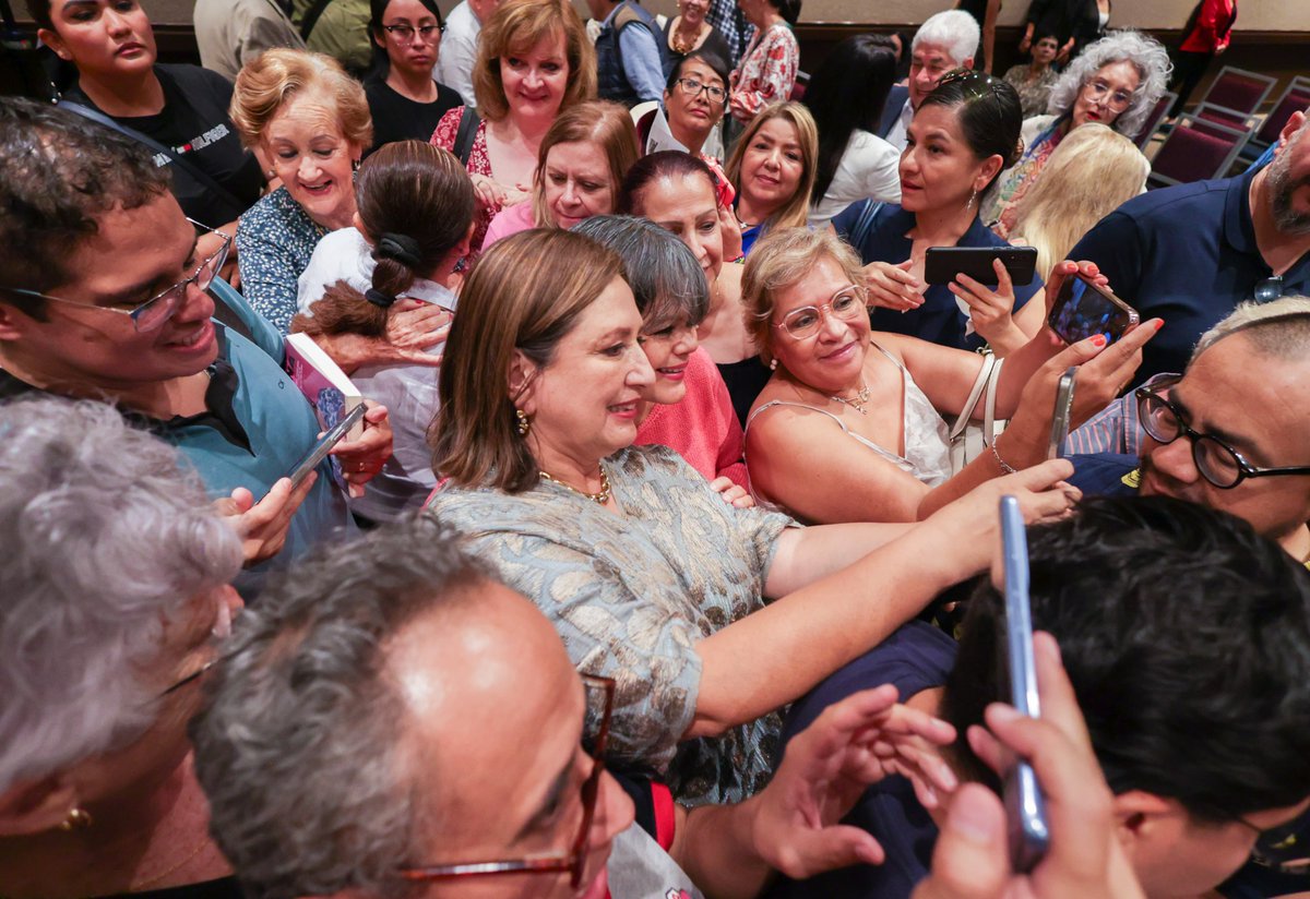 XochitlGalvez's tweet photo. Seguir en pie de lucha, alzando la voz y tomando acciones, es la única manera de mantener vigente este activismo ciudadano que tanto nos enorgullece.

Los invito a que sigamos adelante con la firme convicción de que podemos construir un México mejor para todos.

¡Gracias Guadalajara!