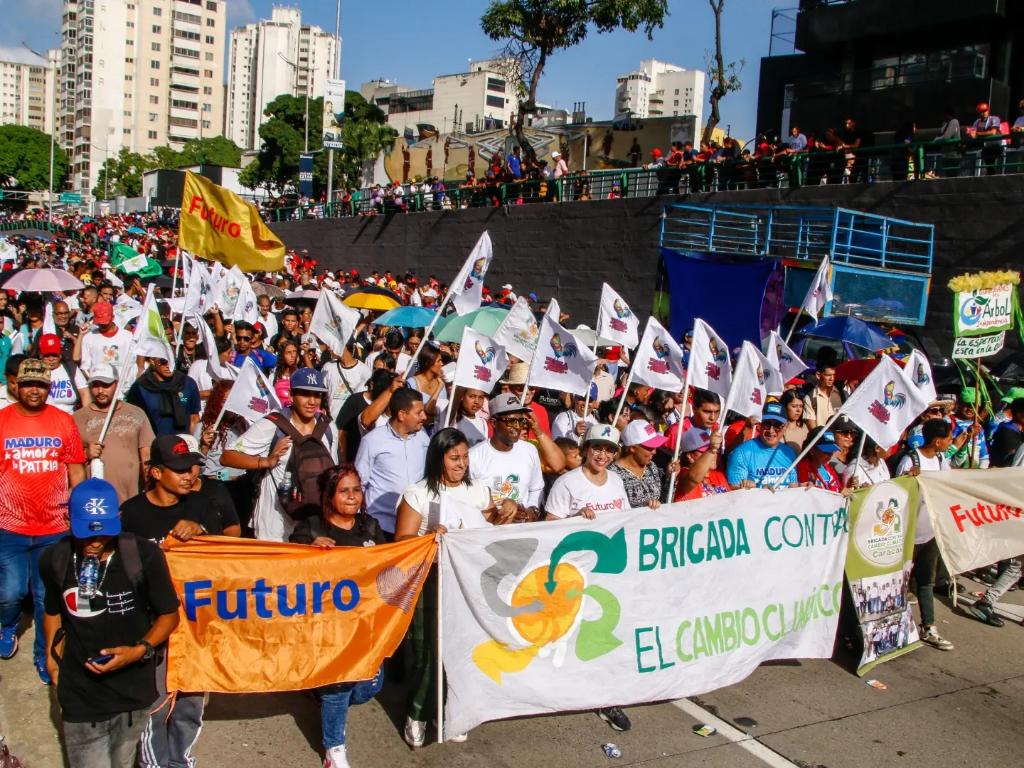 MinecOficial's tweet photo. 2/2El Equipo del Minec liderado por el Min. @JosueLorcaV y miles de personas salieron a las calles para celebrar la campaña del Pdte. @NicolasMaduro candidato de la paz, amor y unión. 
Una fiesta democrática por el futuro, la soberanía y el renacimiento de la Patria. https://t.co/Fib2U9XEG7
